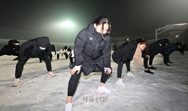 새벽 운동에 앞서 맨손체조로 몸을 풀고 있는 국가대표 선수들. 진천 박지환 기자