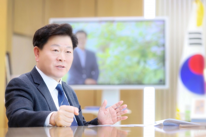 박승원 시장이 1일 신년사에서 5대 시정 핵심전략으로 광명의 미래를 키우겠다고 밝히고 있다. 광명시 제공