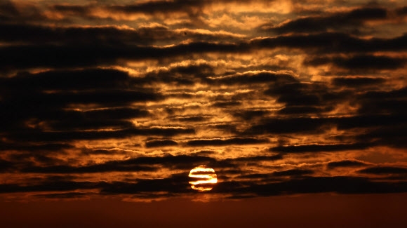 구름 속 일렁이는 2024년 첫 태양