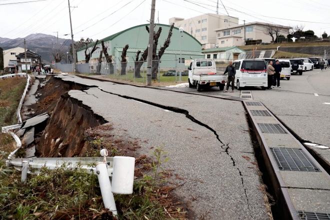 1일 오후 발생한 강진으로 일본 이시카와현 와지마시의 포장도로가 균열이 난 모습. 2024.1.1 와지마 AFP 연합뉴스
