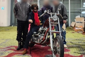 휠체어까지 탔는데…지팡이 든 노홍철, 오토바이 포기 못 했다