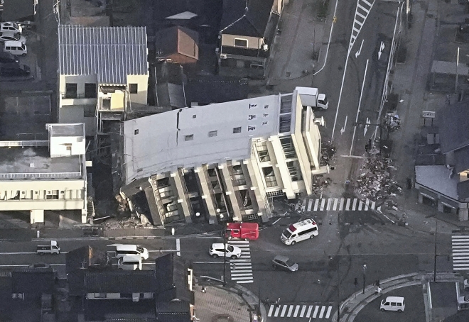 일본 강진에 내려앉은 건물