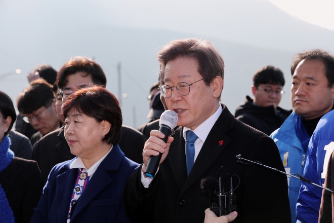 이재명 더불어민주당 대표가 2일 오전 부산 가덕도 신공항 부지를 현장 방문해 인사말을 하고 있다. 2024.01.02 부산 뉴시스