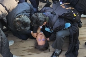 “사인해주세요” 취재진 뚫고 이재명 대표에 접근해 기습