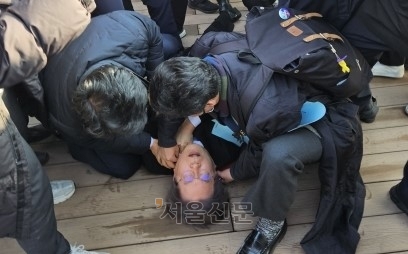 2일 부산을 방문한 이재명 더불어민주당 대표가 피습을 당한 뒤 쓰러져 있다. 부산 김주환 기자