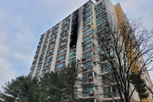 [르포]‘군포 아파트 화재’ 유가족 “불났다는 연락받고 바로 차 돌렸다”