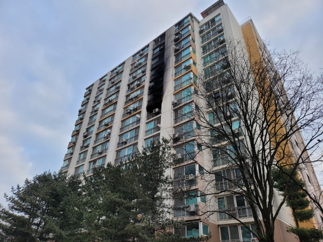 2일 오전 7시 15분쯤 경기 군포시의 한 아파트에서 화재가 발생해 14명의 사상자가 발생했다. 사진은 그을린 화재 현장. 명종원 기자