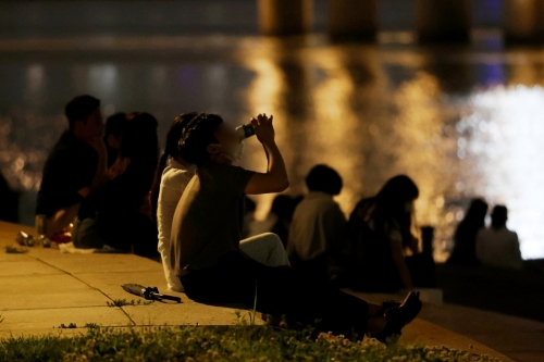 서울 한강공원에서 시민들이 음주 및 취식을 하고 있다. 연합뉴스