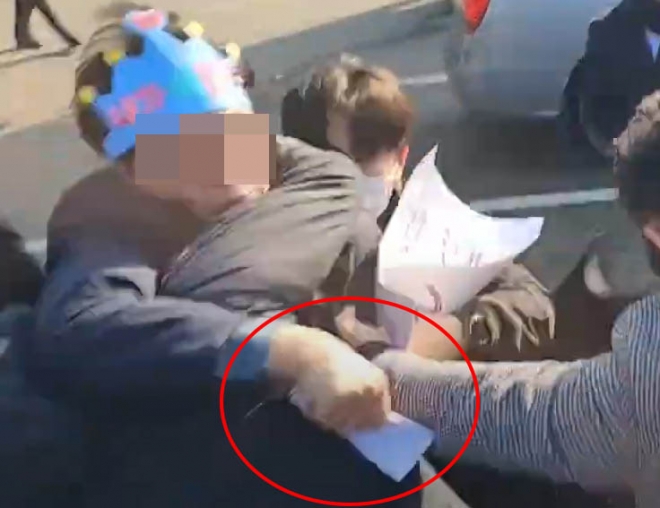 김씨가 흉기로 이 대표의 목을 찌른 뒤 관계자들로부터 제지당하는 모습. 유튜브 바른소리TV 캡처