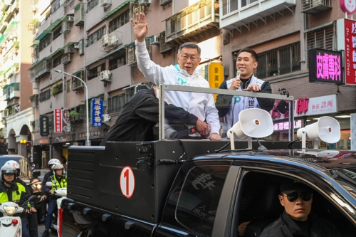 대선 후보 가운데 지지율 3위인 커원저(가운데) 민중당 후보가 2일 지지자들에게 손을 흔들고 있다. 타이베이 AFP 연합뉴스