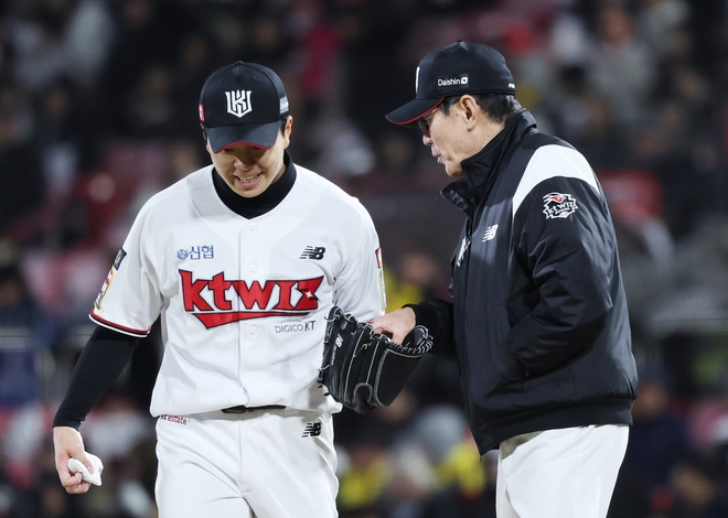 kt wiz 손동현이 지난 11월 10일 수원 KT위즈파크에서 열린 2023 KBO 포스트시즌 한국시리즈 3차전 LG 트윈스와의 경기에 등판하면서 이강철 kt 감독과 대화하고 있다. 뉴스1