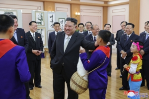 김정은 후대 챙기기 행보… ‘자애로운 지도자’ 강조 행보