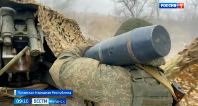 지난해 12월 25일 러시아 국영TV ‘로씨야1’ 방송분에는 러시아 병사가 북한제로 추정되는 152㎜ 포탄을 들고 있는 모습이 노출됐다. 2023.12.25 로씨야1