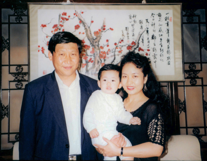 시진핑 주석이 새로 공개한 가족사진으로 가운데 외동딸 시멍쩌는 현재 31세다. CGTN 캡처