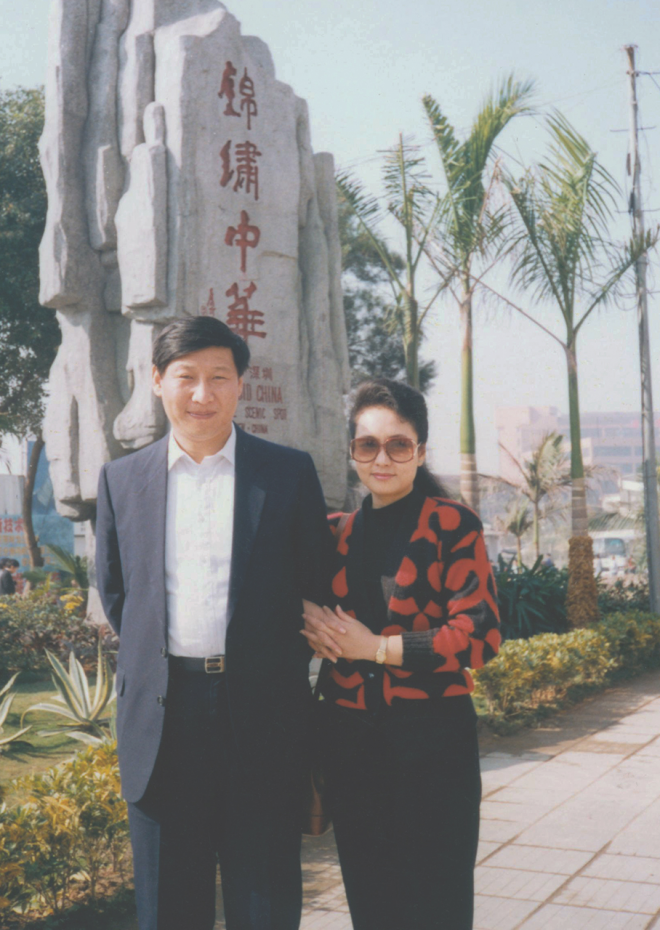 젊은 날의 시진핑 주석과 펑리위안 여사. CGTN 캡처