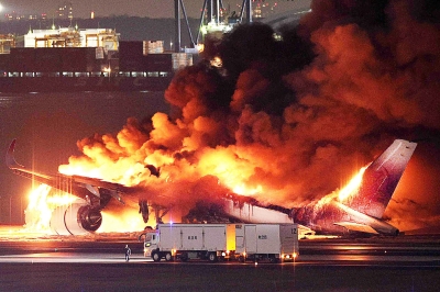 화염에 휩싸인 일본 하네다 공항 [포토多이슈]