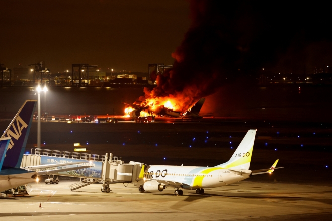 2일 오후 일본 하네다 공항 활주로에 착륙하던 일본항공(JAL) 소속 항공기가 화염에 휩싸여 있다. 2024.1.2 로이터 연합뉴스