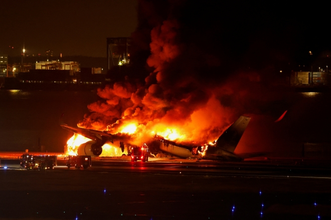 2일 오후 일본 하네다 공항 활주로에 착륙하던 일본항공(JAL) 소속 항공기가 화염에 휩싸여 있다. 2024.1.2 로이터 연합뉴스