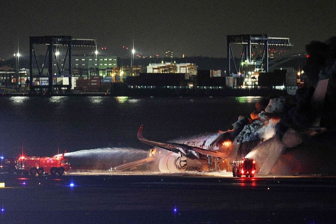 2일 오후 일본 하네다 공항 활주로에 착륙하던 일본항공(JAL) 소속 항공기에서 화재가 발생하자 소방대원들이 진화 작업을 하고 있다. 2024.1.2 AFP 연합뉴스