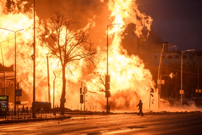 2일(현지시간) 러시아의 미사일 공격 후 우크라이나 수도 키이우에서 불길이 치솟고 있다. 2024.1.2 로이터 연합뉴스