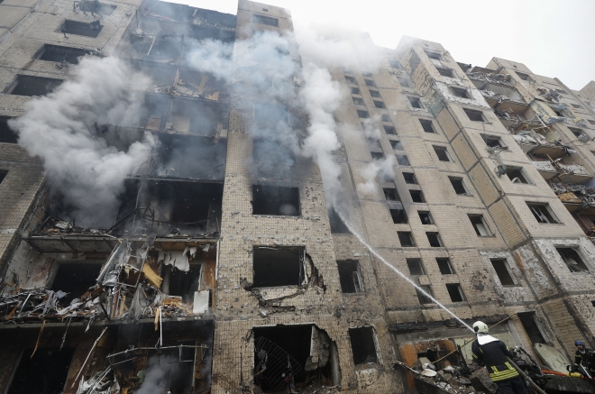 2일(현지시간) 러시아의 미사일 공격으로 파괴된 우크라이나 수도 키이우 아파트에서 구조 및 수습 작업이 이어지고 있다. 2024.1.2 EPA 연합뉴스