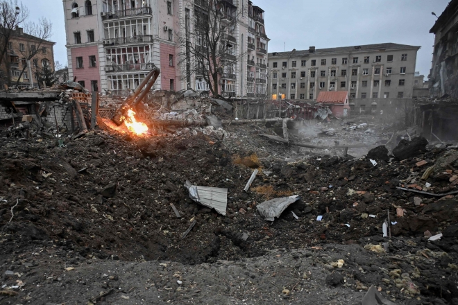 2일(현지시간) 러시아의 미사일 공격으로 파괴된 우크라이나 동남부 하르키우 아파트 모습. 2024.1.2 AFP 연합뉴스