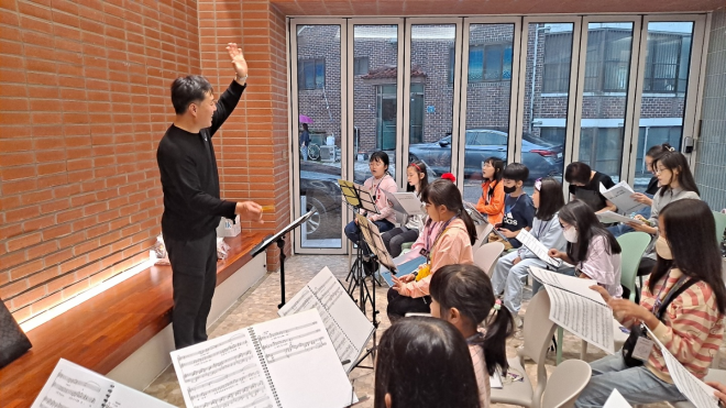 지난해 새로 문을 연 서울 동작구 사당2동 ‘우리동네키움센터’에서 초등학생들이 하교 후 음악 연주 프로그램에 참여하고 있다. 동작구 제공