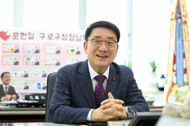 문헌일 서울 구로구청장이 지난해 12월 28일 구로구청 집무실에서 서울신문과 인터뷰를 하고 있다. 책상엔 한 어린이집에 다니는 아이들이 응원 메시지와 바람을 담아 보낸 편지들이 놓여 있다. 문 구청장은 구로의 지속 가능한 발전 해법을 찾는 데 주력하겠다고 밝혔다. 구로구 제공