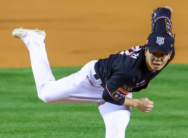 kt wiz 손동현이 지난해 11월 7일 서울 잠실야구장에서 열린 2023 KBO 포스트시즌 LG 트윈스와의 한국시리즈 1차전에서 공을 던지고 있다. kt는 시리즈 첫 경기에서 3-2로 승리했으나 2차전부터 내리 4연패하며 준우승했다. 연합뉴스