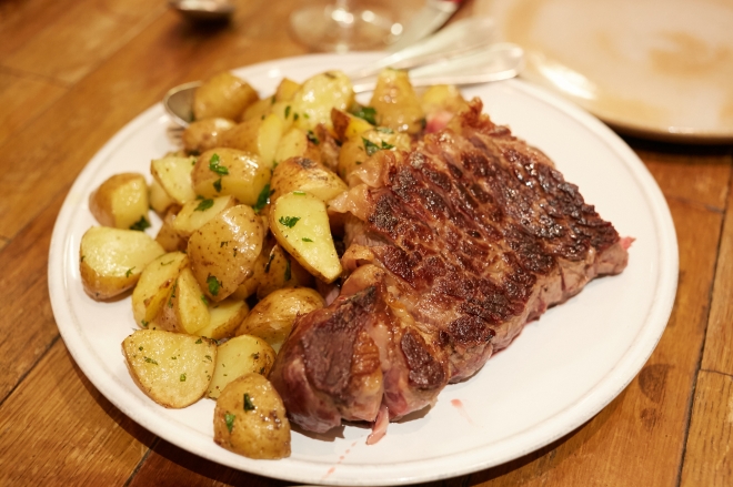 스테이크와 같은 단백질 위주의 고기 요리에는 대부분 감자가 곁들여진다.