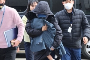 아기 안고 나타난 이선균 협박녀…‘아동학대’ 고발