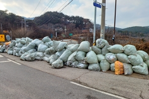 팔공산 자락에 ‘폐반사필름’ 산더미… 군위군 ‘나 몰라라’