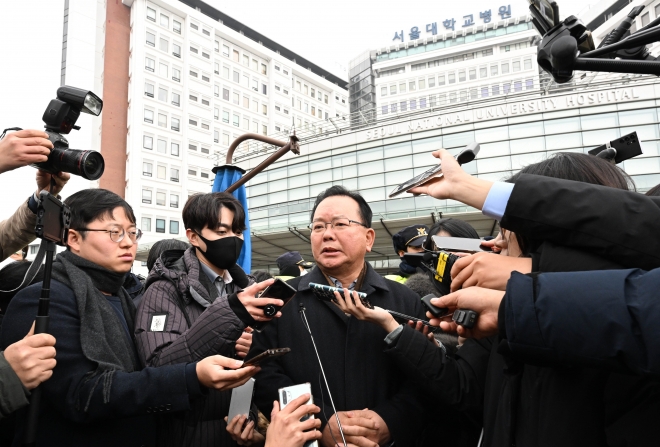 김부겸 전 국무총리가 3일 이재명 더불어민주당 대표 문병을 위해 서울 종로구 서울대병원을 찾아 취재진의 질의에 답변하고 있다. 2024.1.3 홍윤기 기자