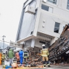늘어나는 日 지진 피해… 최소 64명 사망·부상자 370명