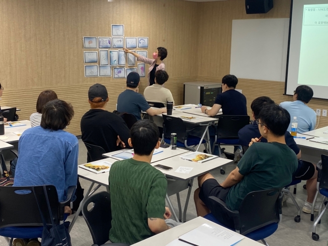 서울 구로구 청년도전지원사업 참가자들이 지난해 그림책 치유 수업을 받고 있다.   구로구 제공