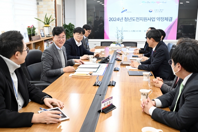 이민근 안산시장이 지난 2일 안산시청 시장실에서 김주택 고용노동부 안산지청장 등과 함께 청년 정책 활성화 방안에 대해 논의하고 있다. 안산시 제공