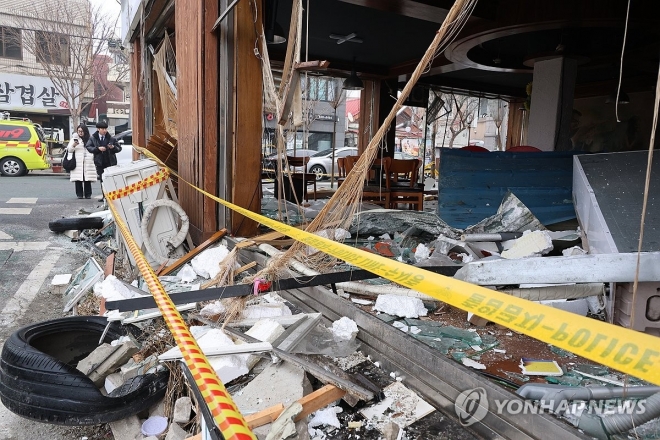 지난 24일 폭발 사고가 발생한 대전 대덕구 오정동의 한 식당에 폴리스라인이 처져 있다.