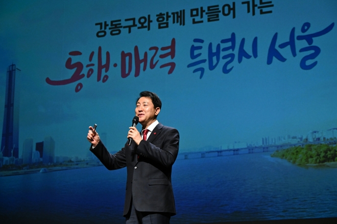 3일 서울 강동구 강동아트센터에서 열린 강동구 신년인사회에서 오세훈 시장이 올해 서울시가 추진 할 주요 사업에 대해 설명하고 있다. 서울시 제공