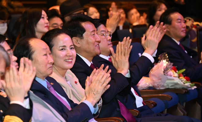 3일 서울 강동구 강동아트센터에서 열린 강동구 신년인사회에서 오세훈 시장(왼쪽 네번째)과 이수희(세번째) 강동구청장이 박수를 치고 있다. 서울시 제공