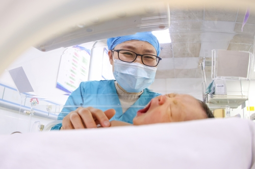 의료진이 2일 구이저우성 퉁런시 위핑둥족 자치현의 병원에서 태어난 신생아를 돌보고 있다. 퉁런 신화 연합뉴스