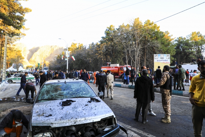 3일(현지시간) 이란 케르만 지역에서 발생한 폭탄 테러가 발생한 주변에 사람들이 모여 있다. 케르만 AP 연합슈느