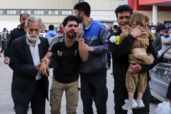 이란 케르만 지역에서 발생한 폭탄 테러 희생자 유족들이 슬퍼하고 있다. 케르만 AP 연합뉴스