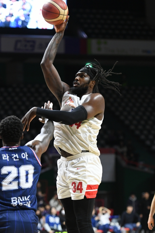 3일 부산 KCC 전에서 플로터를 던지는 서울 SK 자밀 워니. KBL 제공