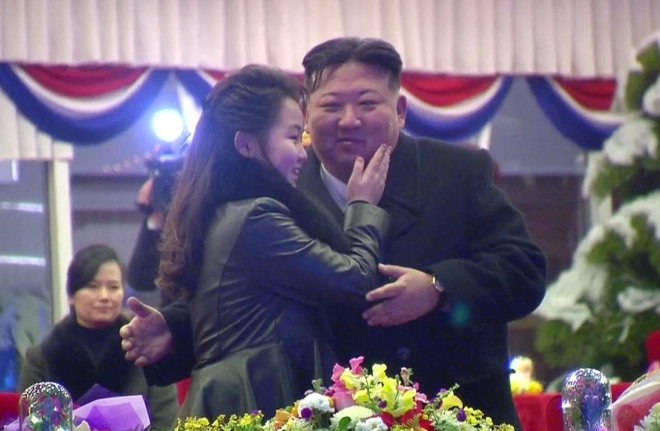 북한 김정은 국무위원장, 딸 주애와 신년경축대공연 관람