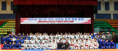 전국 꿈나무 유도 국가대표팀이 지난 2일부터 전북 진안에서 동계 훈련을 시작한 가운데 전춘성 진안군수와 정봉운 진안군체육회장이 전지훈련장을 찾아 진안군 방문을 환영하고 훈련을 격려했다. 진안군 제공