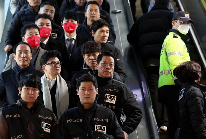 국민의힘 한동훈 비상대책위원장이 4일 오전 광주송정역에 도착해 경찰의 경호를 받으며 이동하고 있다. 2024.1.4 연합뉴스