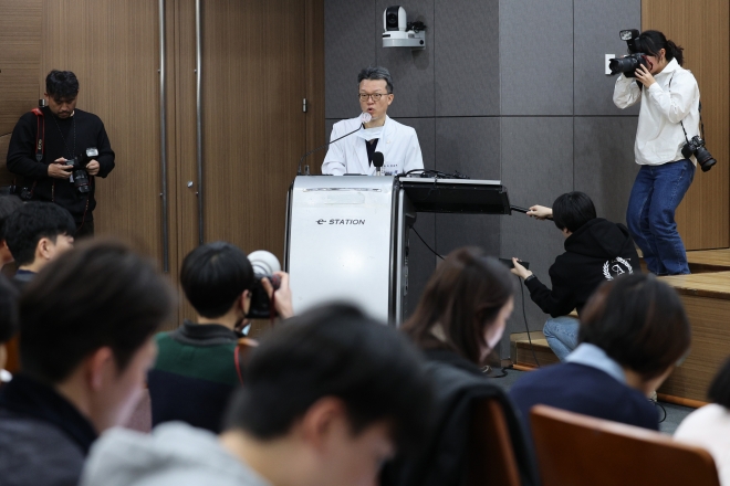 ‘흉기 피습’ 이재명 수술 집도의 브리핑