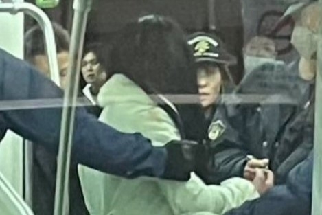 3일 오후 11시쯤 도쿄 도심을 순환하는 야마노테선의 아키하바라역과 오카치마치역 사이 구간을 달리던 전철 안에서 20대 여성이 흉기를 휘둘렀다. 사진은 해당 여성이 경찰에 붙잡힌 모습. 엑스(X) 캡처