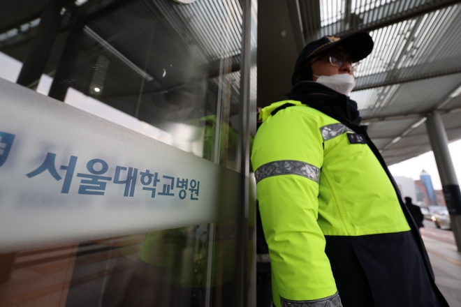 ‘흉기 피습’ 이재명 대표 입원한 서울대병원 보안 강화