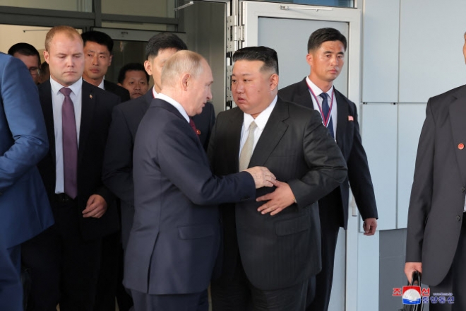 김정은(앞줄 오른쪽) 북한 국무위원장이 지난해 9월 러시아를 찾아 블라디미르 푸틴 러시아 대통령과 대화하고 있다. 조선중앙통신